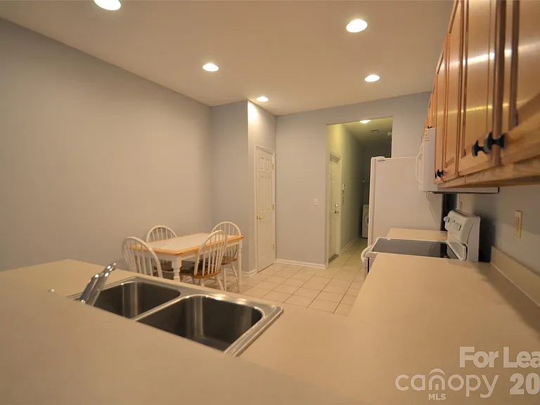 8035 Sultana Cir — Photo 8