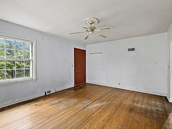 4th image of 3209 Topping Rd