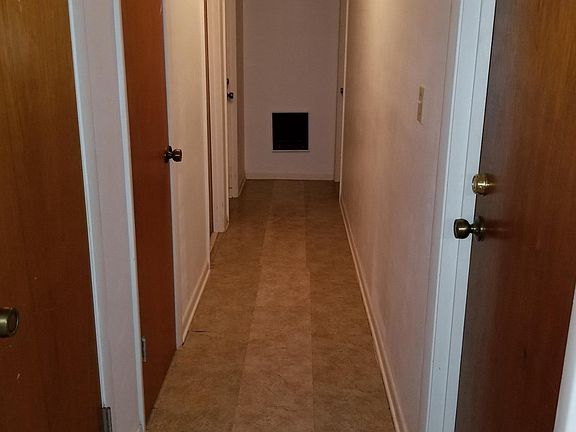 Hallway with 2 closests