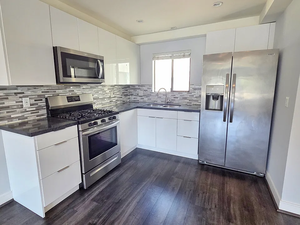 2651 S Hobart Blvd #5