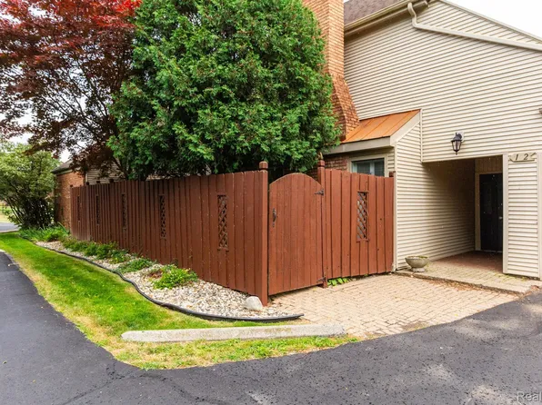 8337 Colony Dr APT 1, Grosse Ile, MI 48138