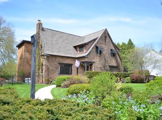 9 S Commonwealth Ave, Aurora, IL 60506