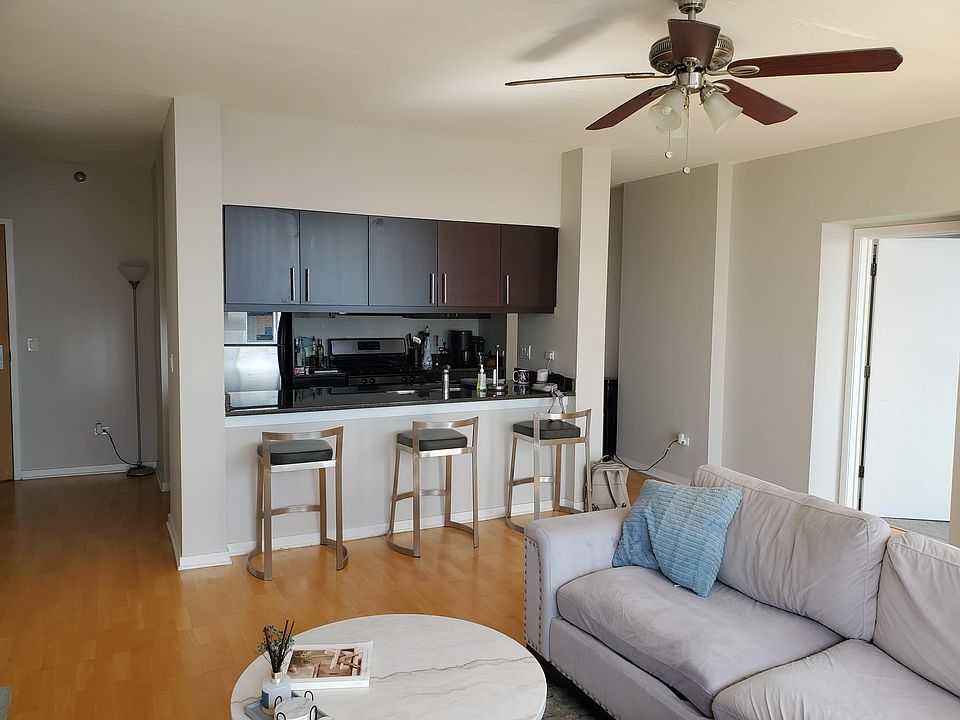 1st image of 611 S Wells St #2806