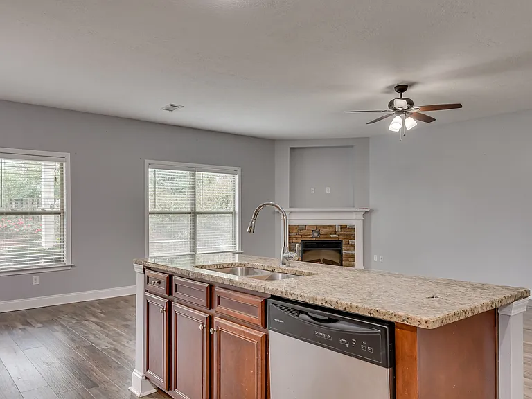 805 Erika Ln — Photo 5