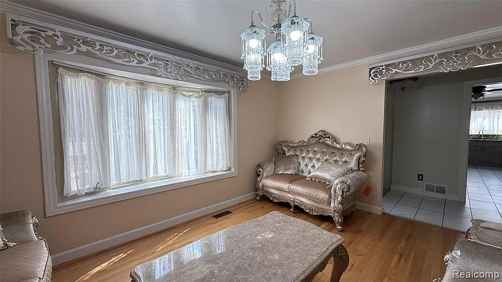 3 bed, 1.5 bath, 2286 sqft, $2,400 — Photo 3