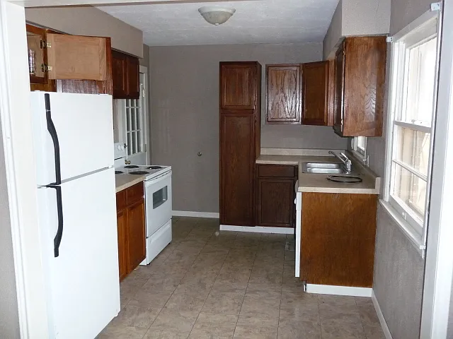 Central location, large corner lot — Photo 4