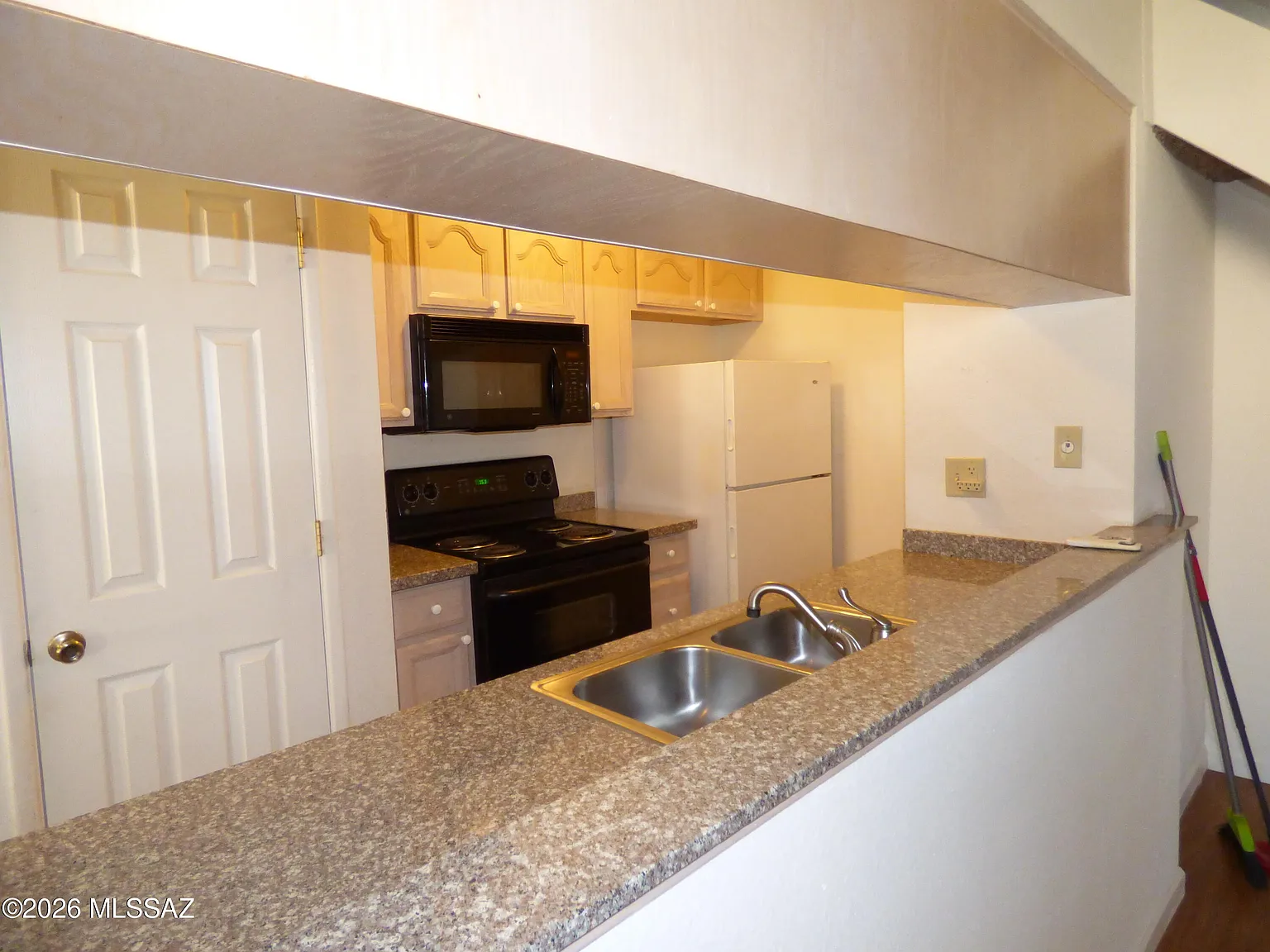2 bed, 1.5 bath, 934 sqft, $1,350 — Photo 2