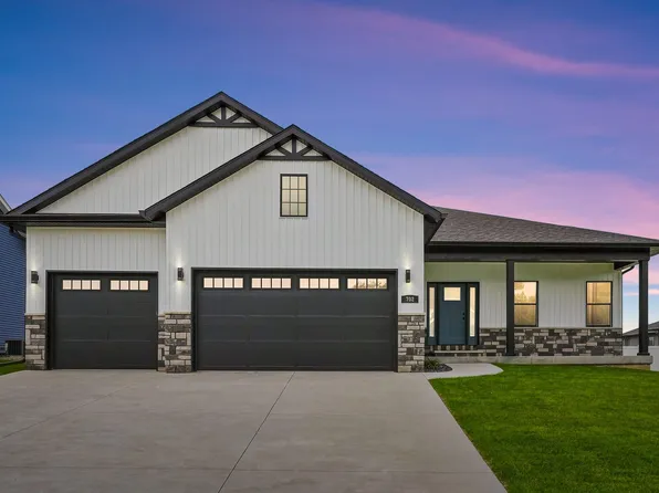 702 Deer Woods Dr, Davenport, IA 52802