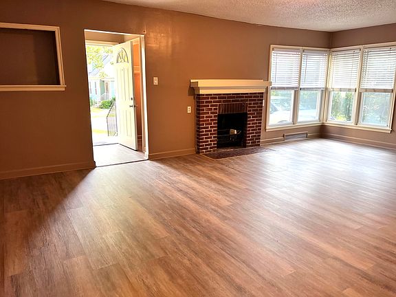 2nd image of 921 W 19th St