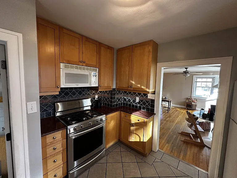 325 Sumner St — Photo 11