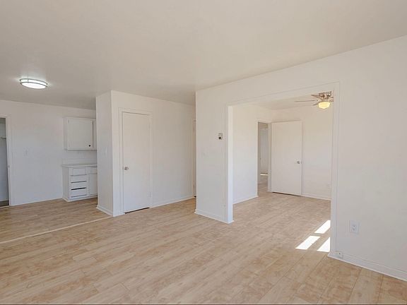 3rd image of 715 E Magnolia Ave