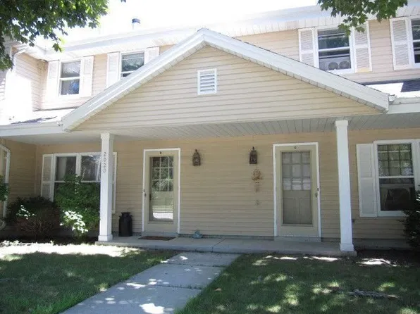 2020 Woodburn Rd, Waukesha, WI 53188