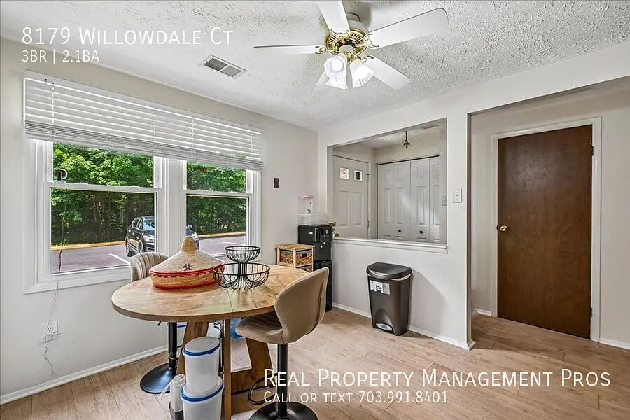 Stunning end-unit townhome with a backyard made for entertaining! — Photo 4