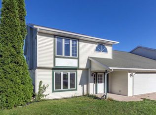 912 N Clover Ln, Cottage Grove, WI 53527