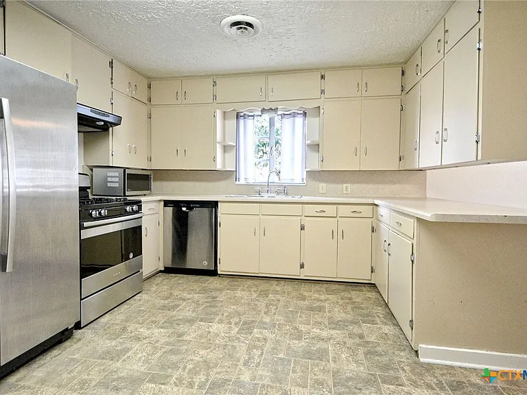 268 E Mill St — Photo 26