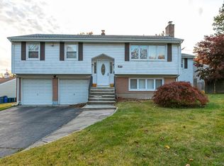 1115 Whippoorwill Ln, Stratford, CT 06614