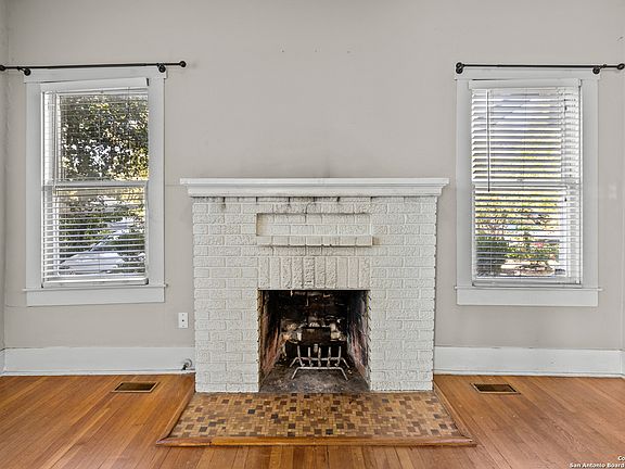 4th image of 118 E Huisache