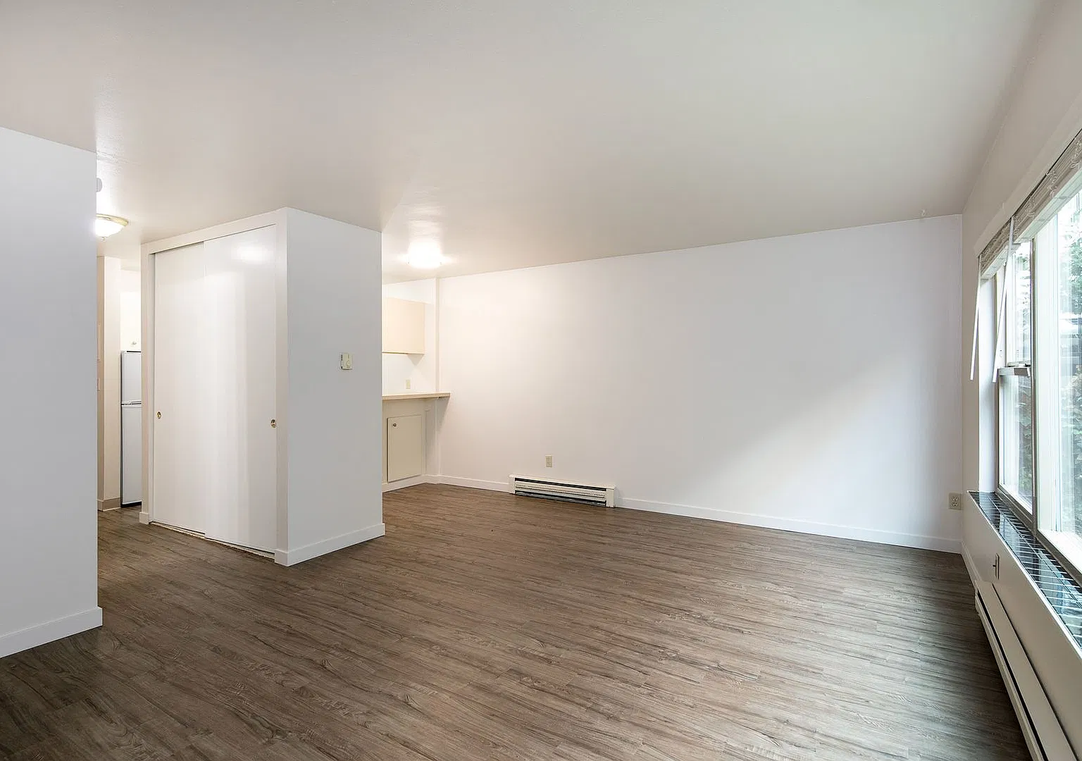 Avante Apartments - Charming, Centrally Located Building with Off Street Parking! — Photo 2