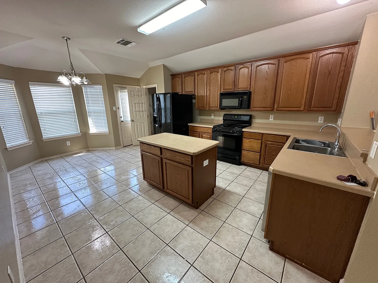 4 bed, 1984 sqft, $2,295 — Photo 4
