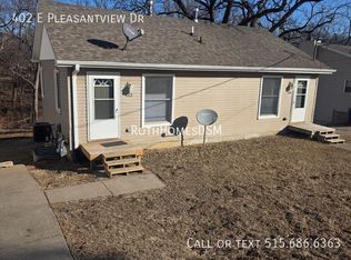 402 E Pleasant View Dr, Des Moines, IA 50315