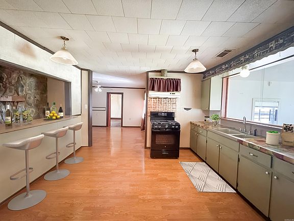 3rd image of 124 E Bethany Rd