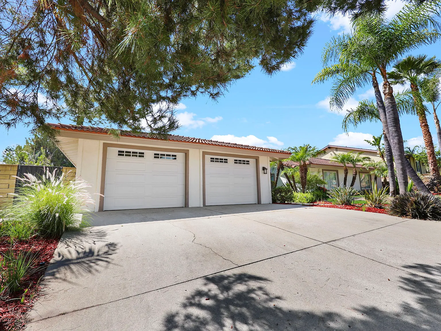 4 bed, 2.5 bath, 2640 sqft, $9,500 — Photo 2