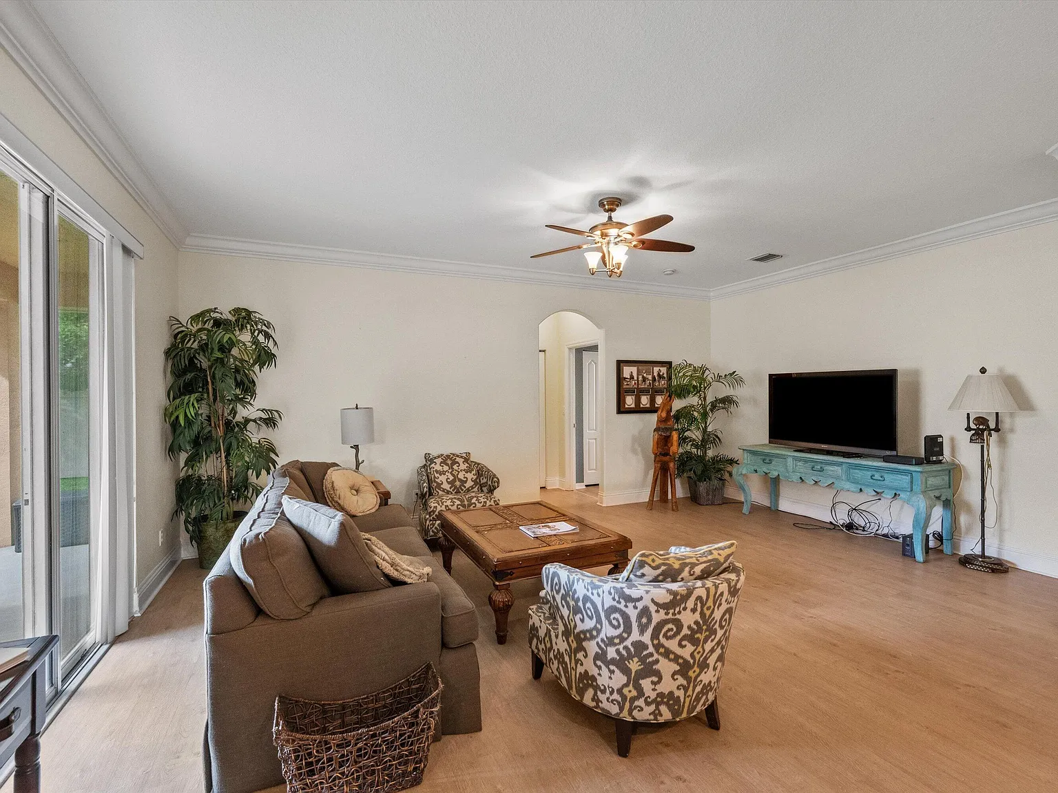 4 bed, 3.0 bath, 2438 sqft, $9,000 — Photo 4