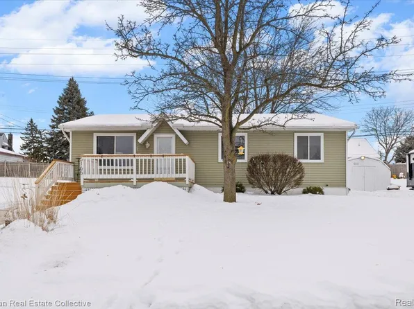 5165 Eagle Lake Dr, Waterford, MI 48329