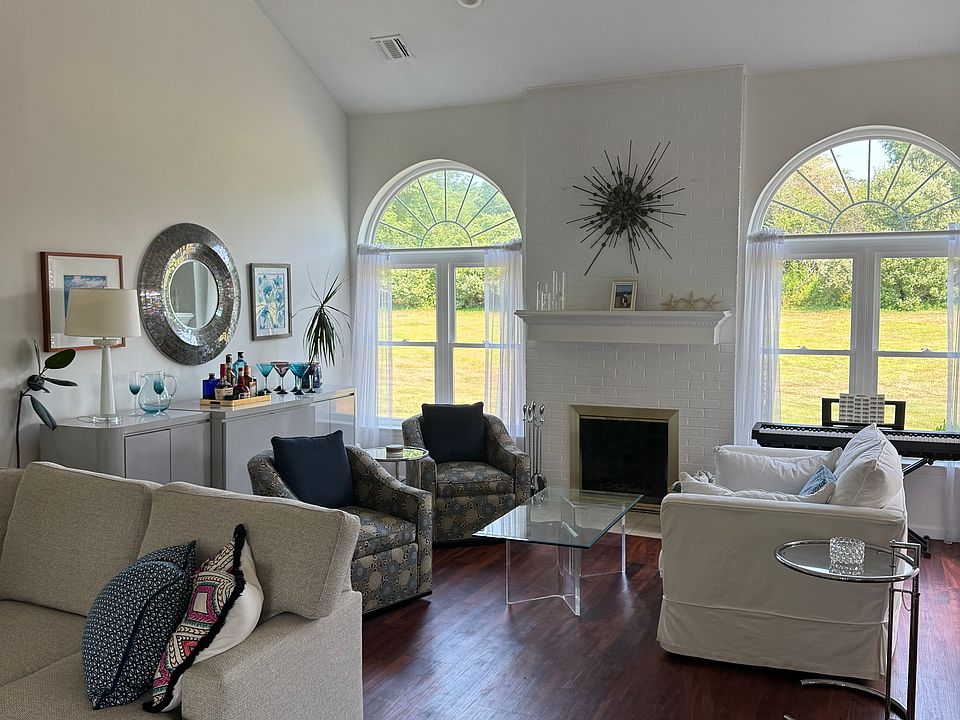 1st image of 102 Saint Andrews Cir