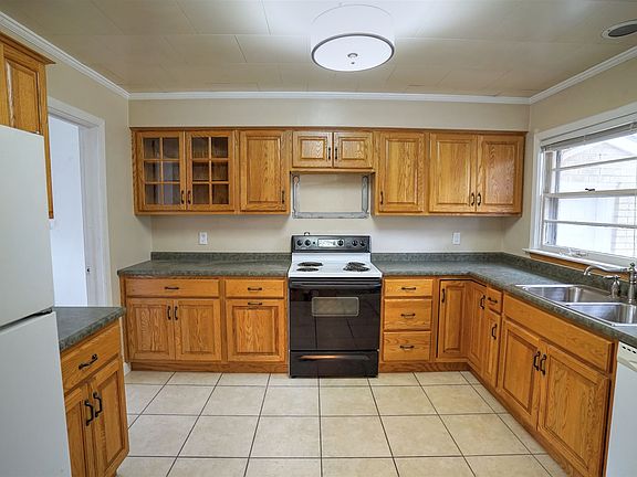 5th image of 2220 Berkley Pl