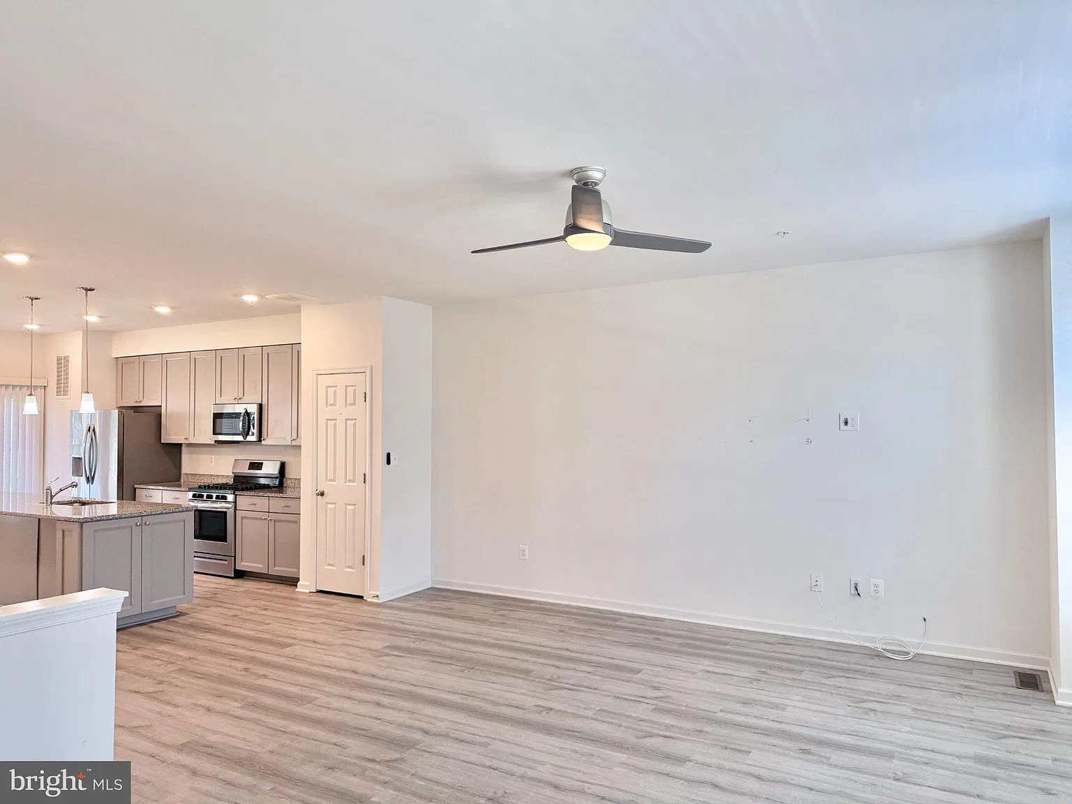 3 bed, 3.5 bath, 2260 sqft, $3,100 — Photo 4