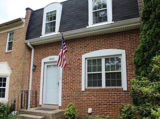 9826 Lakepointe Dr, Burke, VA 22015