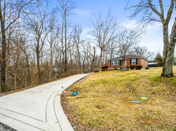 629 Draughon Dr, Greenbrier, TN 37073