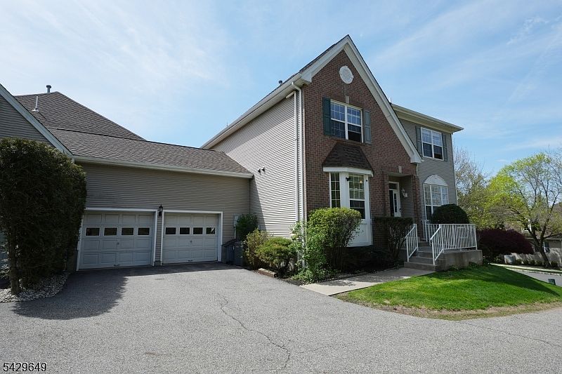 1st image of 10 Queens Ln