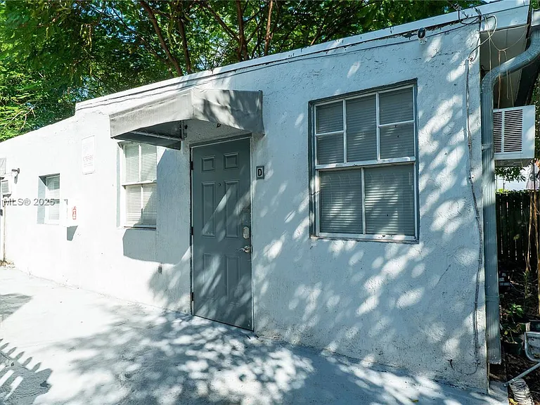 1177 NW 30th St #D — Photo 2