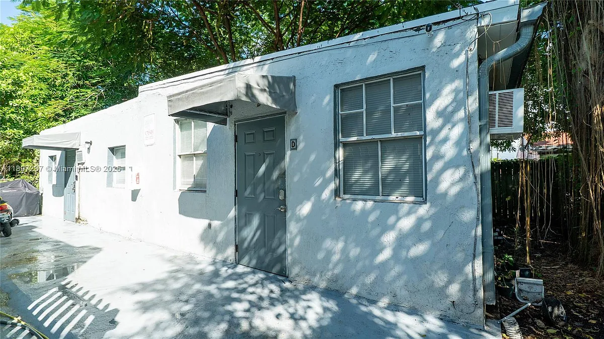 Building Photo - 1177 NW 30th St #D