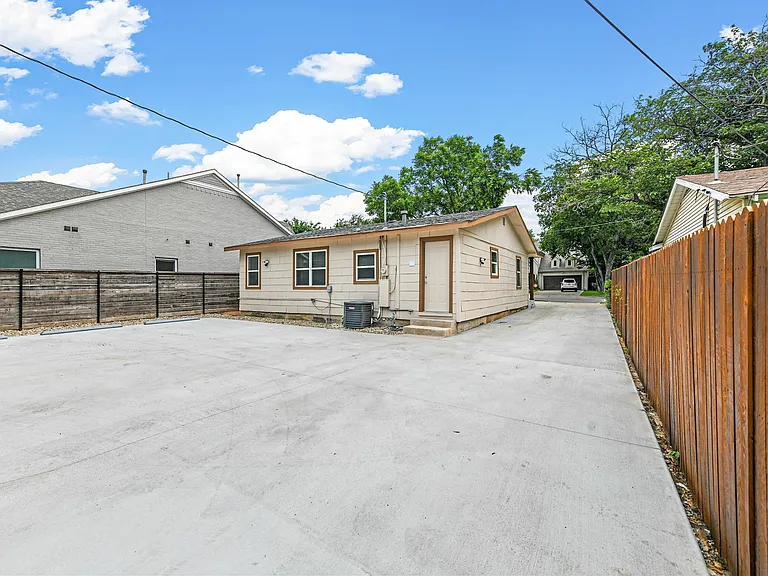2717 Townsend Dr — Photo 29