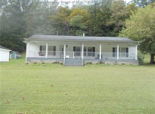 98 Santee Ln, Hurricane, WV 25526