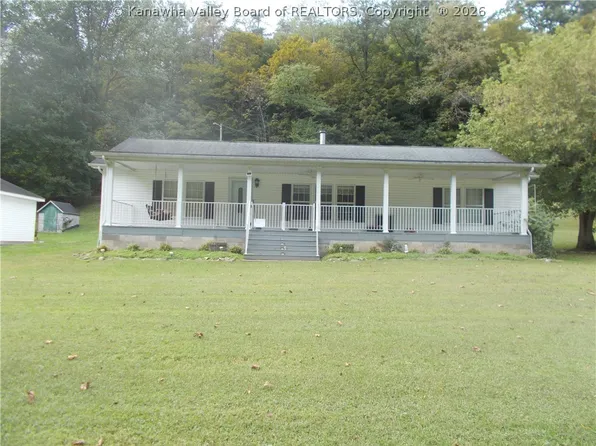 98 Santee Ln, Hurricane, WV 25526