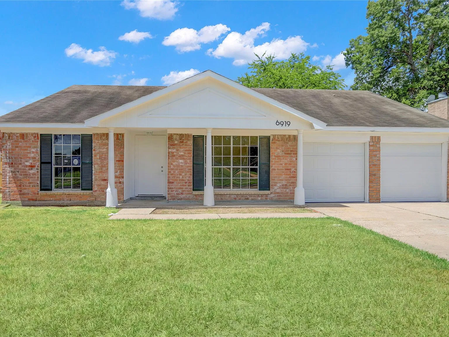 3 bed, 2.0 bath, 1631 sqft, $1,800 — Photo 2