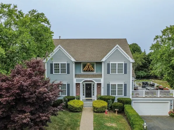 38 Mitchells Ln, Portsmouth, RI 02871