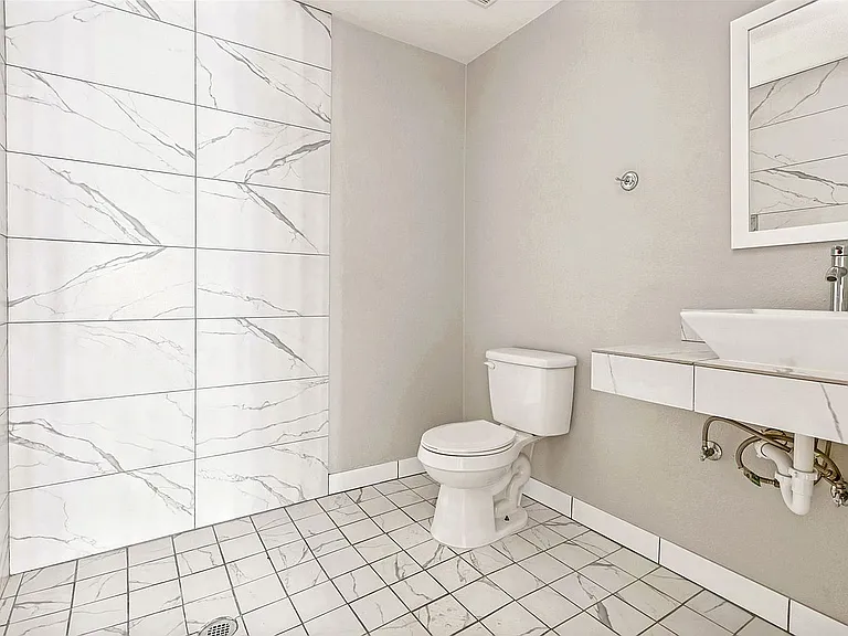 735 W 10th St #C — Photo 7