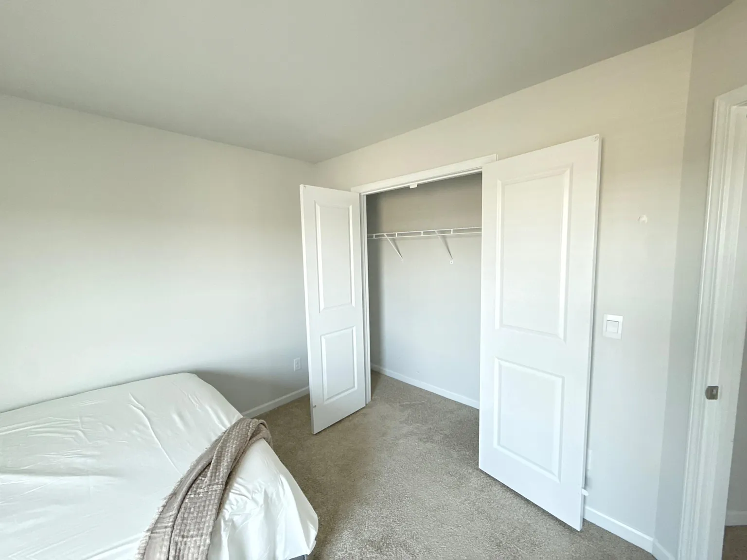 4 bed, 2.5 bath, 1976 sqft, $931 — Photo 3