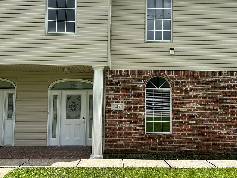 103 Barkeley Ln #103 — Photo 2