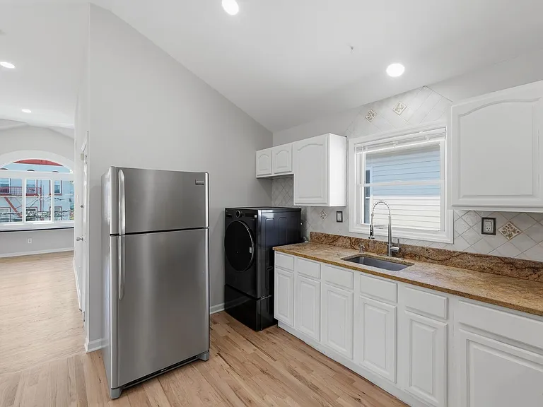 130 3rd St #2 — Photo 5