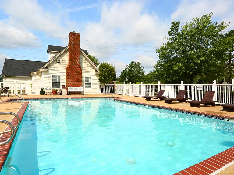 Taylor Pointe Apartments — Photo 12