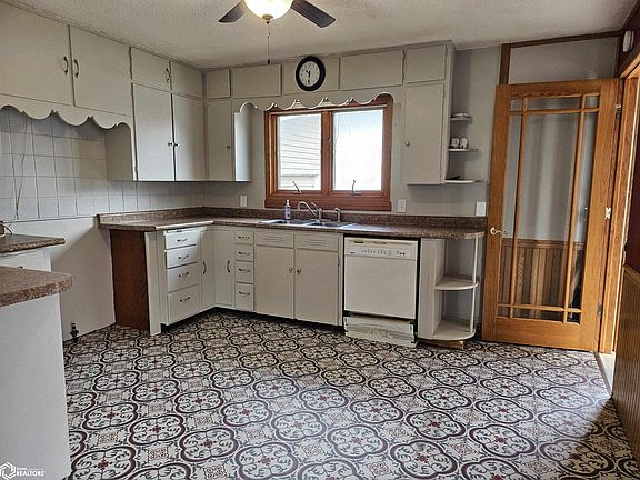 3rd image of 909 3rd Ave E