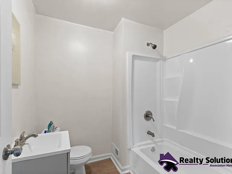 733 E Cherry St — Photo 4