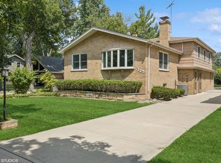 125 Barrypoint Rd, Riverside, IL 60546