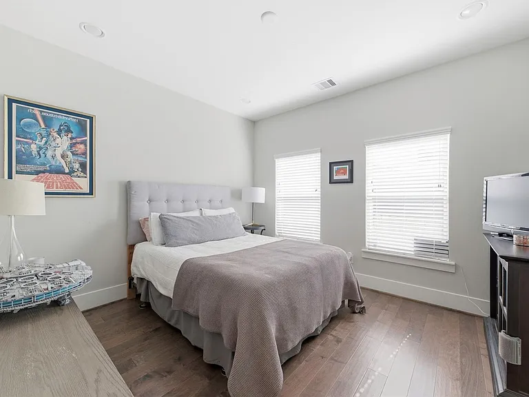 1116 W 15th 1/2 St #C — Photo 4